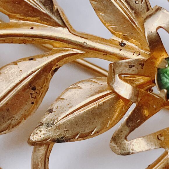 Mid Century Gold Tone Green Rhinestone Floral Brooch Prong Set 1950s Openwork - Picture 6 of 8